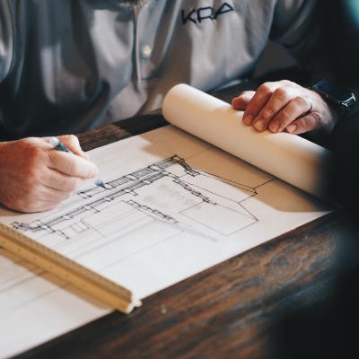 Stavební architekt kreslí plán